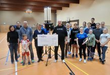 Stiftungsrat der VR-Bank spendet Badminton-Ballmaschine für den TSV Munkbrarup